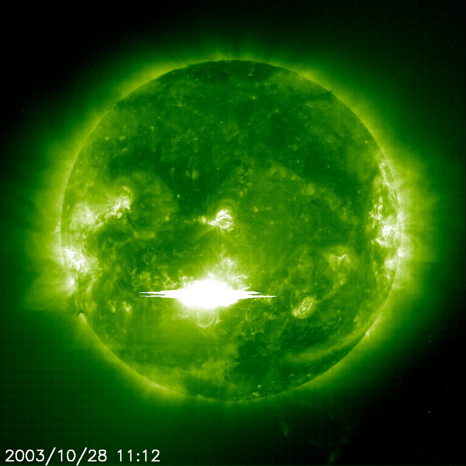 Bien qu’ils aient observé des éruptions cutanées pendant plus d’un siècle, les scientifiques ne sont toujours pas totalement sûrs de ce qui provoque l’éruption du Soleil. Nous savons que les éruptions cutanées ont beaucoup à voir avec les perturbations du puissant champ magnétique du Soleil, qui oscille au cours d’un cycle solaire d’environ 11 ans. .