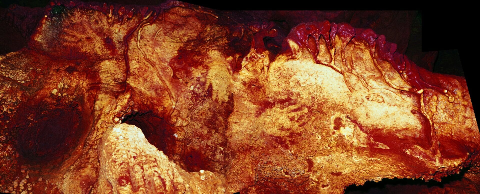 Pochoirs à main Maltravieso, avec un âge minimum établi de 66&nbsp;000 ans. (Image: H. Collado)