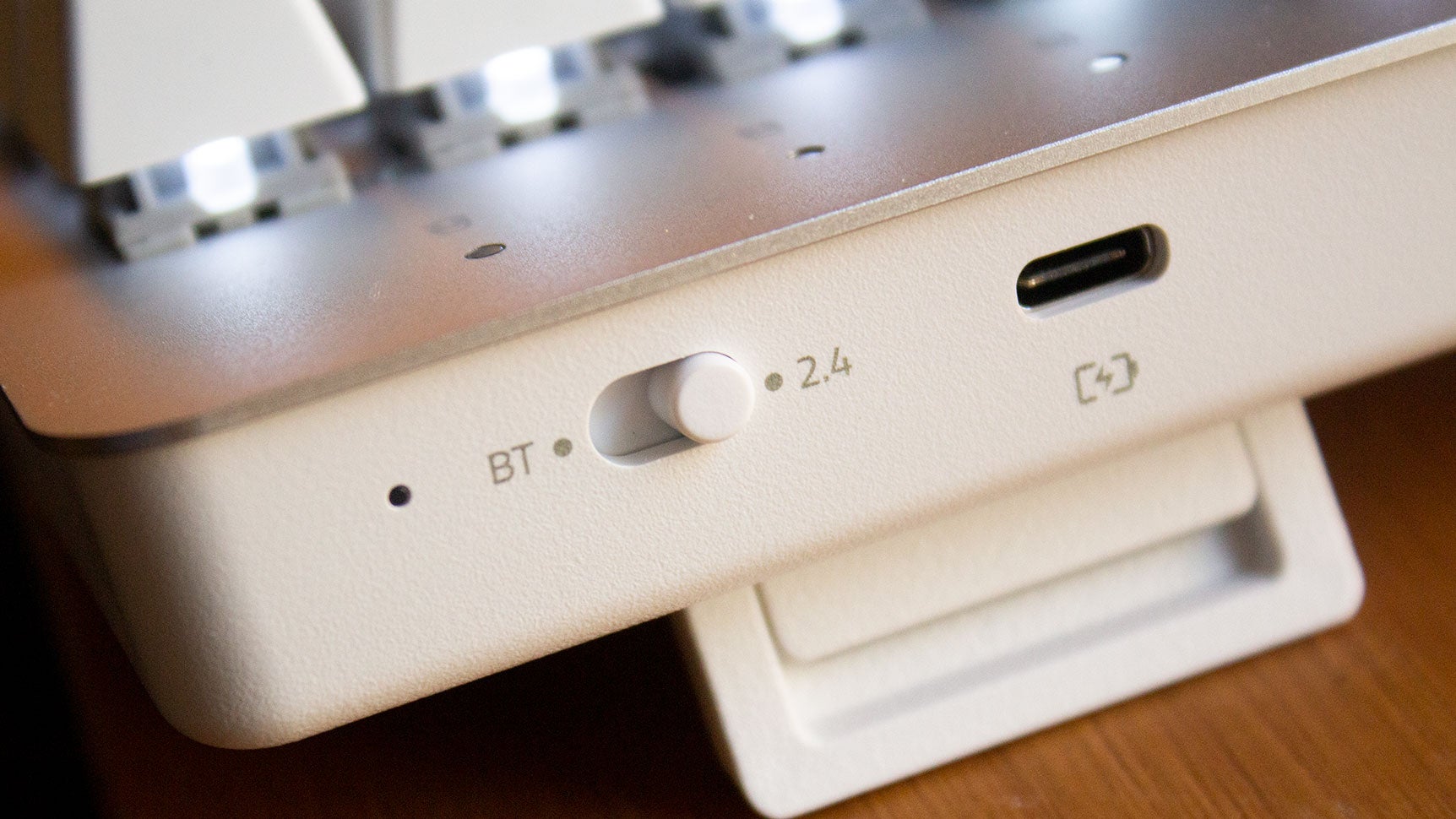 Vous pouvez basculer entre Bluetooth et Wi-Fi, et il se recharge via USB-C. De minuscules béquilles offrent également de meilleurs angles.