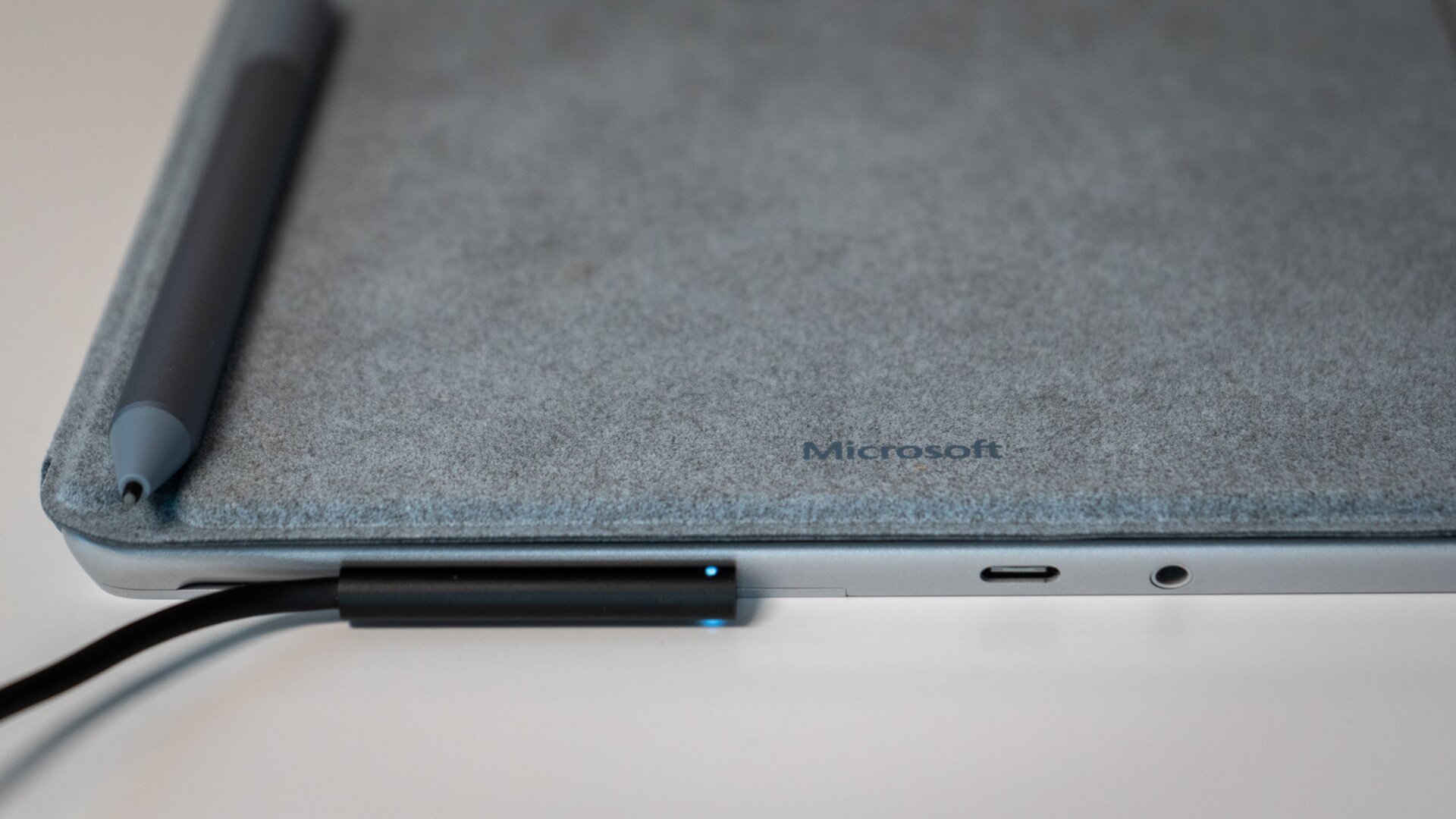 La Surface Go 3 se charge via un adaptateur Surface Connect .