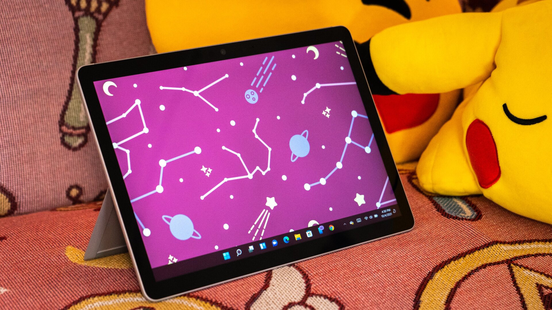 La Surface Go 3 s’allonge avec vous au lit ou s’assoit pour travailler à votre bureau. 