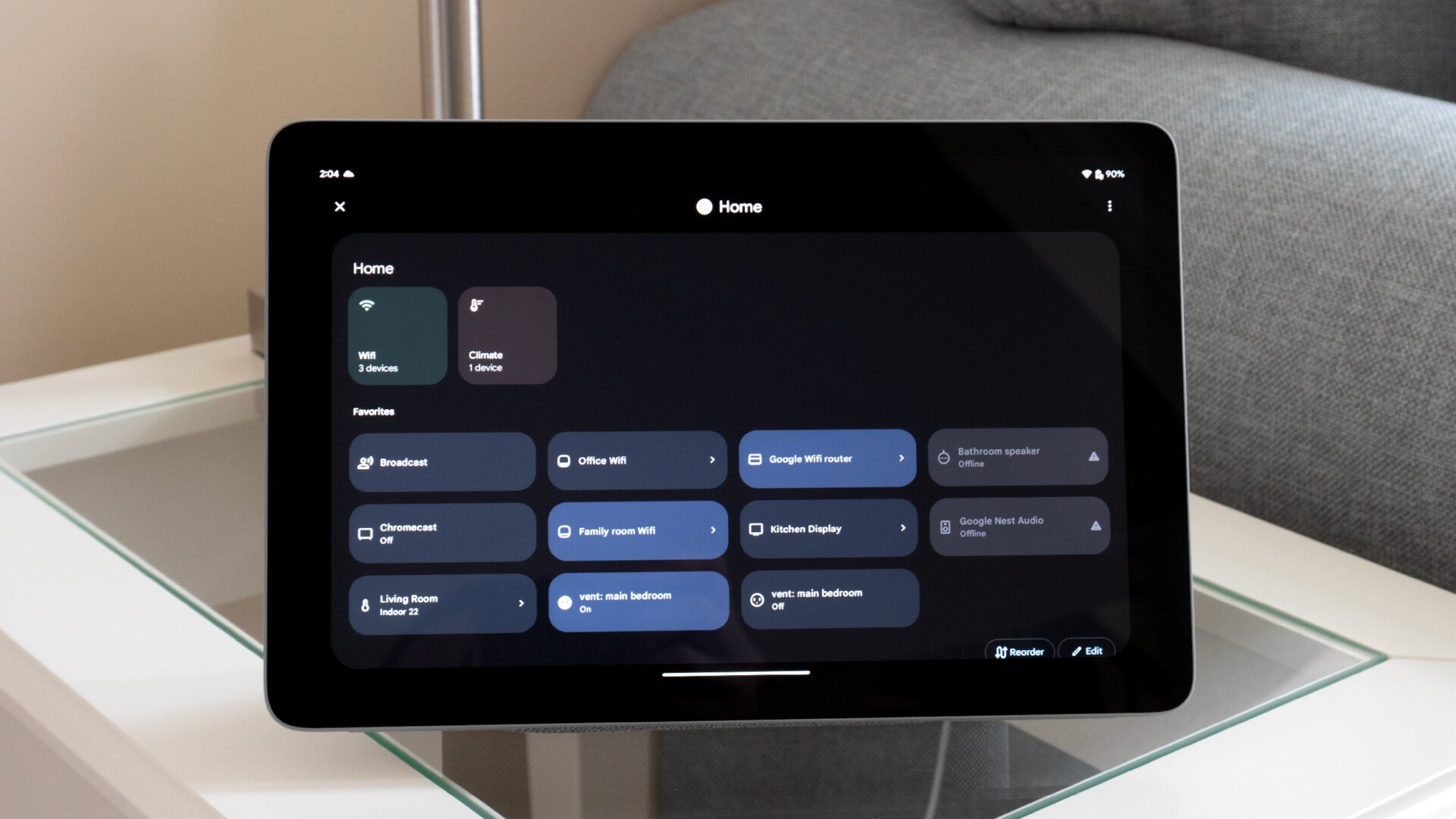 Lorsqu’elle est connectée, la tablette Pixel passe dans un nouveau mode Hub Android, offrant un accès facile aux commandes de la maison intelligente, même si la tablette est protégé par mot de passe.