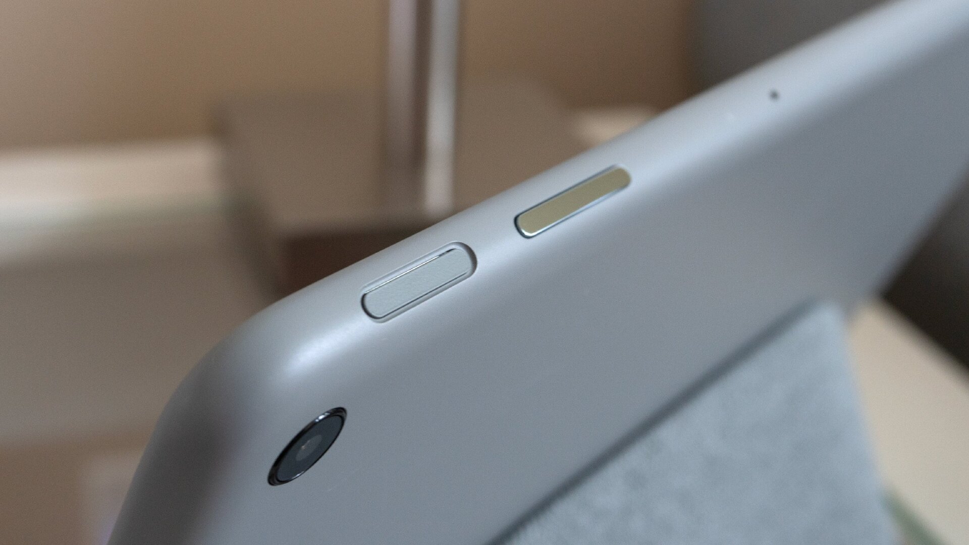 Le bouton de verrouillage/alimentation est situé sur le bord supérieur de la tablette Pixel (lors de son utilisation en mode paysage), à   côté du volume. bascule et dispose d’un lecteur d’empreintes digitales intégré.