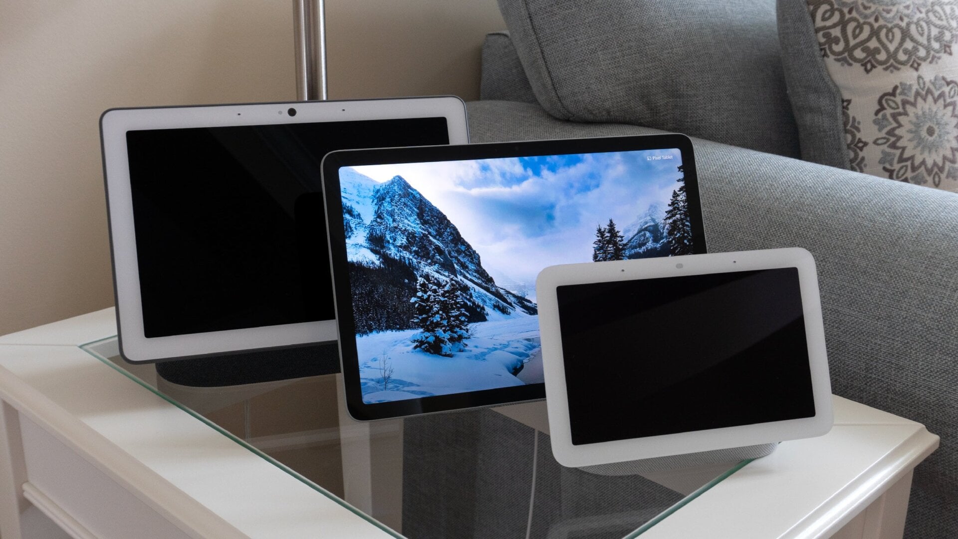 La tablette Pixel (au milieu) a à peu près la même taille que le Google Nest Hub Max (à gauche) mais beaucoup plus grande que le Google Nest  Moyeu (à droite).