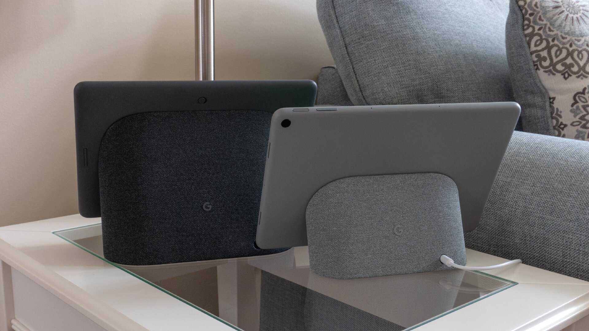 La base du Google Nest Hub Max (à gauche) est beaucoup plus grande que celle de la tablette Pixel (à droite) et héberge davantage de haut-parleurs qui génèrent beaucoup de puissance. un meilleur son que celui de la tablette connectée.
