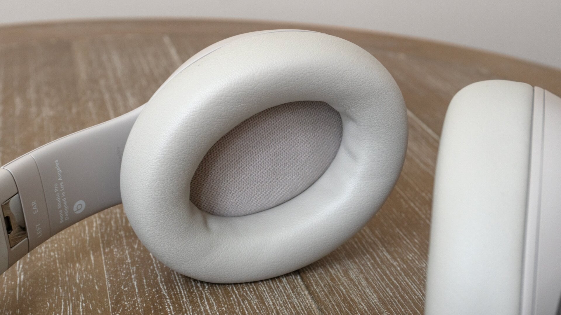 Beats utilise désormais de la mousse à mémoire de forme plus douce dans les écouteurs rembourrés du Studio Pro, mais le rembourrage n’est ni amovible ni remplaçable.