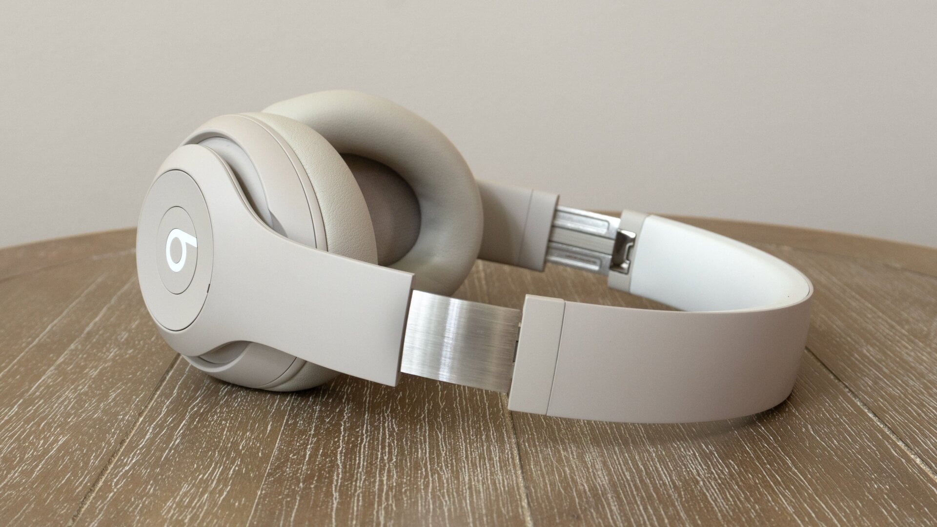L’extension de la longueur du bandeau du Beats Studio Pro révèle la bande métallique exposée à l’intérieur et donne l’impression que le casque est moins fini que les autres. options dans cette gamme de prix.