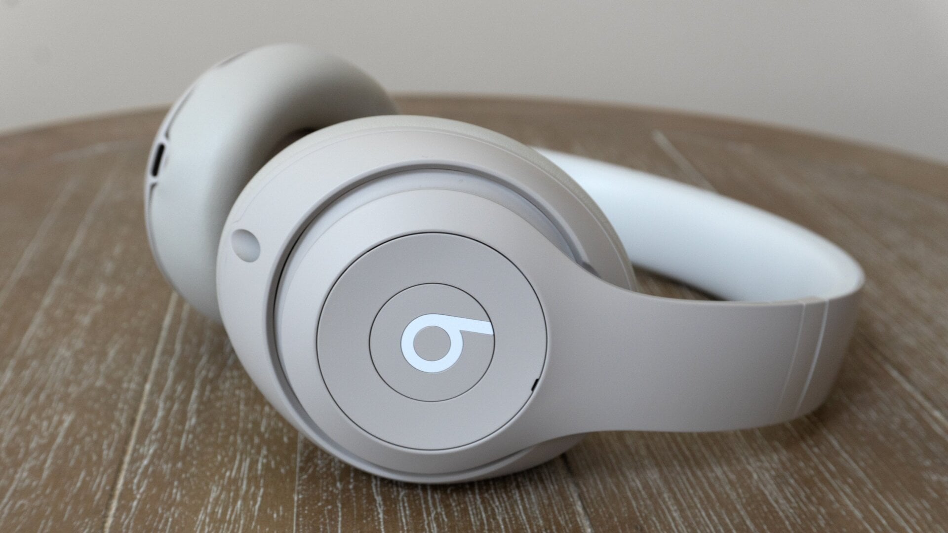 La marque «&nbsp;b&nbsp;» sur l’écouteur gauche du Beats Studio Pro est également un bouton physique qui contrôle la lecture multimédia ou active un assistant intelligent.