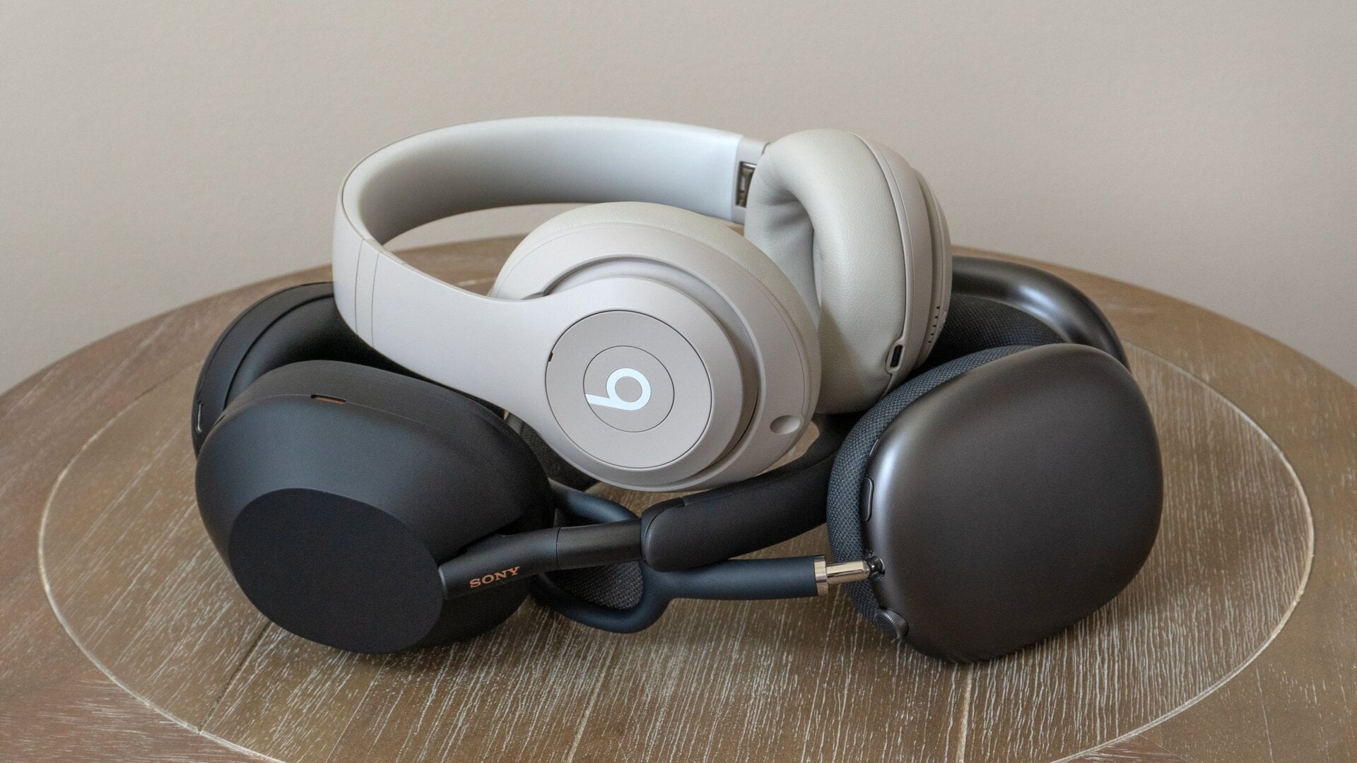 Les Beats Studio Pro (en haut) ne sonnent pas aussi bien que les Apple AirPods Max (en bas à droite) ou le Sony WH-1000XM5 ( en bas, à gauche) mais leur ANC amélioré s’en rapproche très.