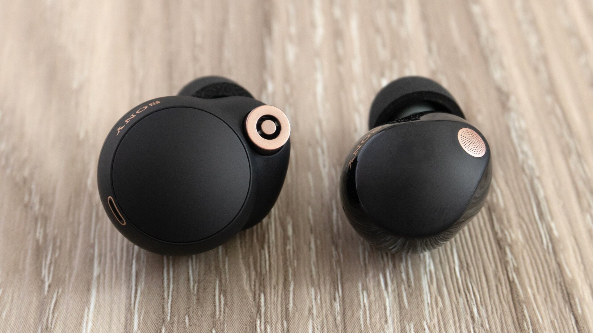 Si vous avez du mal à porter confortablement les Sony WF-1000XM4 (à gauche) et à les garder dans votre oreille, la nouvelle fonctionnalité WF-1000XM5 (à droite)  une refonte complète qui résout tous ces problèmes.