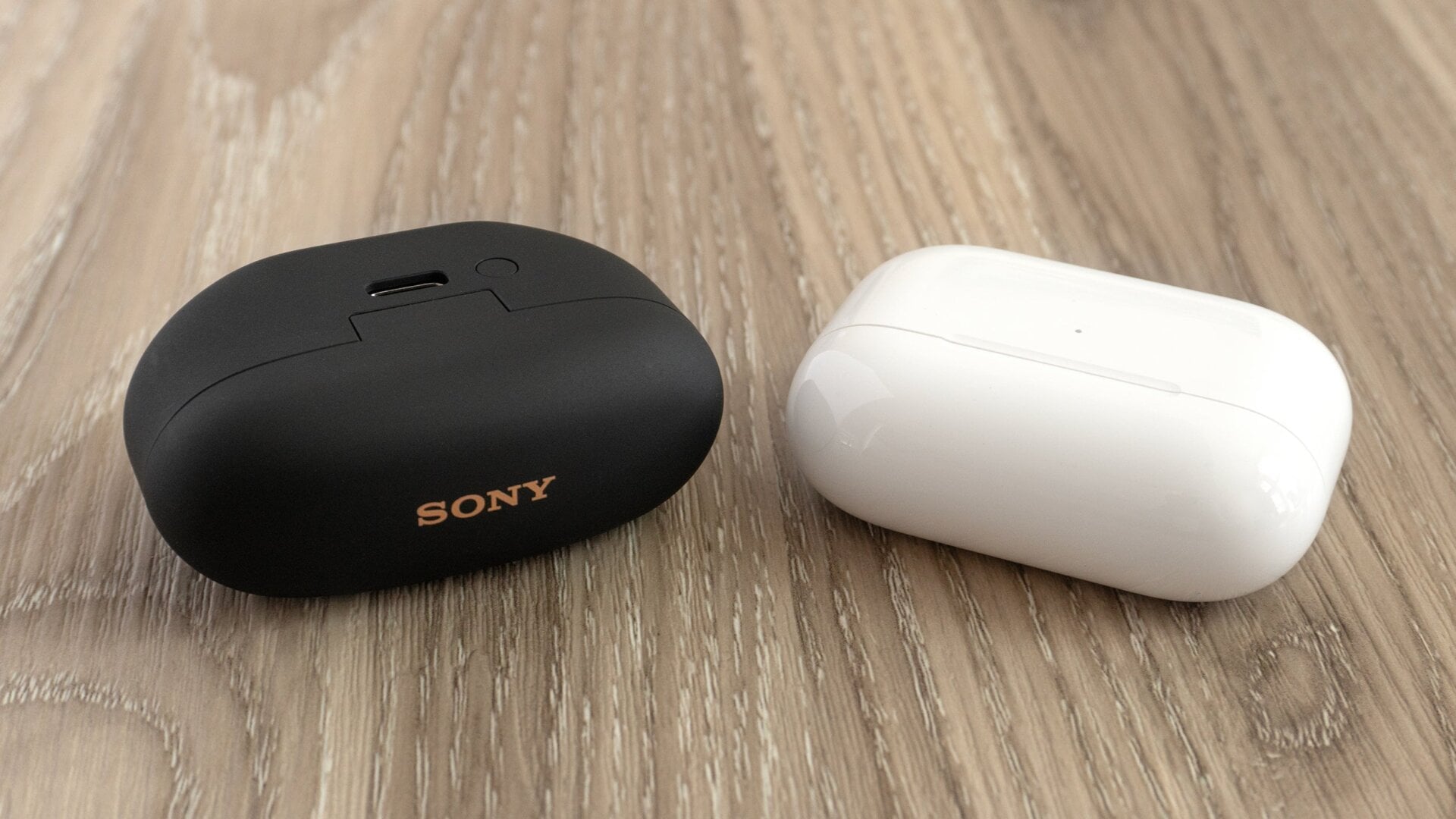 Le boîtier de chargement du Sony WF-1000XM5s (à gauche) est de taille presque identique au boîtier de chargement des Apple AirPods Pro 2 (à droite), mais peut être chargé à l’aide d’un câble USB-C au lieu d’un câble Lightning.