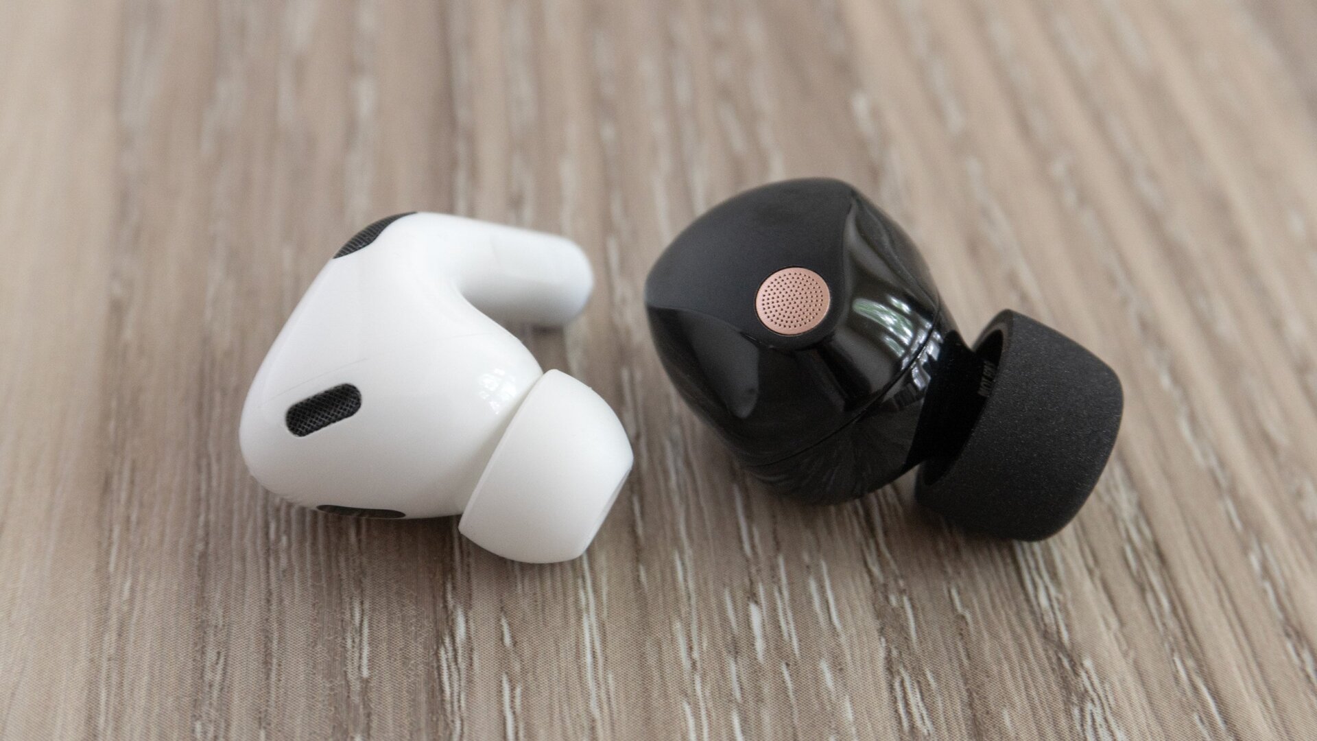Les Sony WF-1000XM5 (à droite) sont un peu plus gros que les Apple AirPods Pro 2 (à gauche) mais parviennent à emballer tous leurs l’électronique dans un écouteur qui se place directement dans l’oreille.