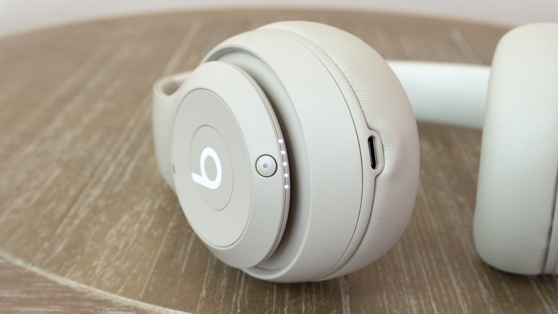 L’écouteur droit du Beats Studio Pro comporte un «&nbsp;bouton système&nbsp;» utilisé pour l’alimentation, le couplage Bluetooth et la commutation entre les modes ANC et transparence. Le port USB-C de l’écouteur, utilisé pour le chargement, peut également être utilisé comme connexion audio USB-C, permettant ainsi d’utiliser des sources audio numériques haute résolution. pour être accessible en pleine qualité.