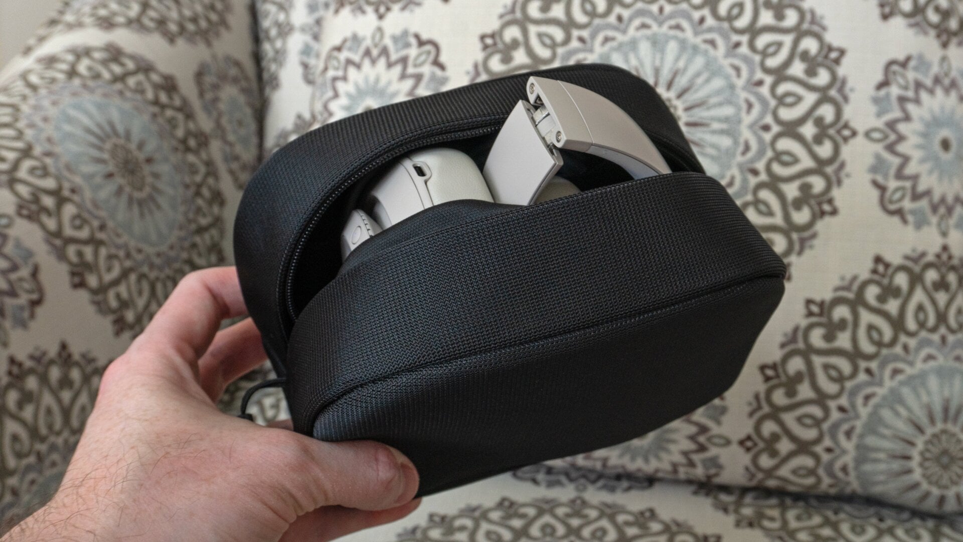 Les Beats Studio Pro ont une charnière de chaque côté du bandeau permettant au casque de se replier suffisamment petit pour tenir dans un étui inclus qui est à peu près aussi grand qu’une trousse de toilette.