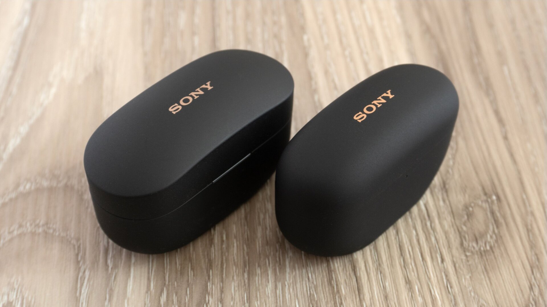 Le boîtier de chargement du Sony WF-1000XM5s (à droite) est beaucoup plus petit que le boîtier de chargement du WF-1000XM4 (à gauche) et présente un cadre plus arrondi. un design qui est plus confortablement porté dans une poche.