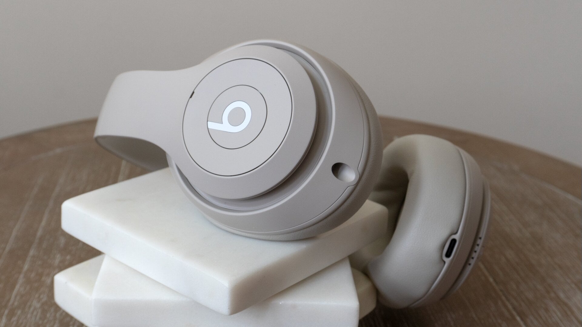 Le nouveau Beats Studio Pro présente un design de longue date qui n’est tout simplement pas aussi confortable que les autres écouteurs sans fil dans cette gamme de prix.
