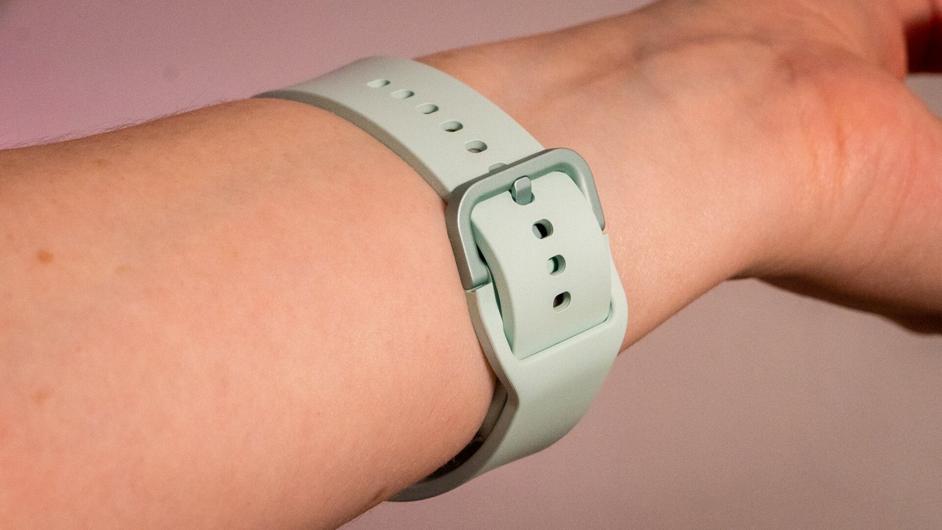 La Galaxy Watch 6 avec un bracelet sport Galaxy Watch. 