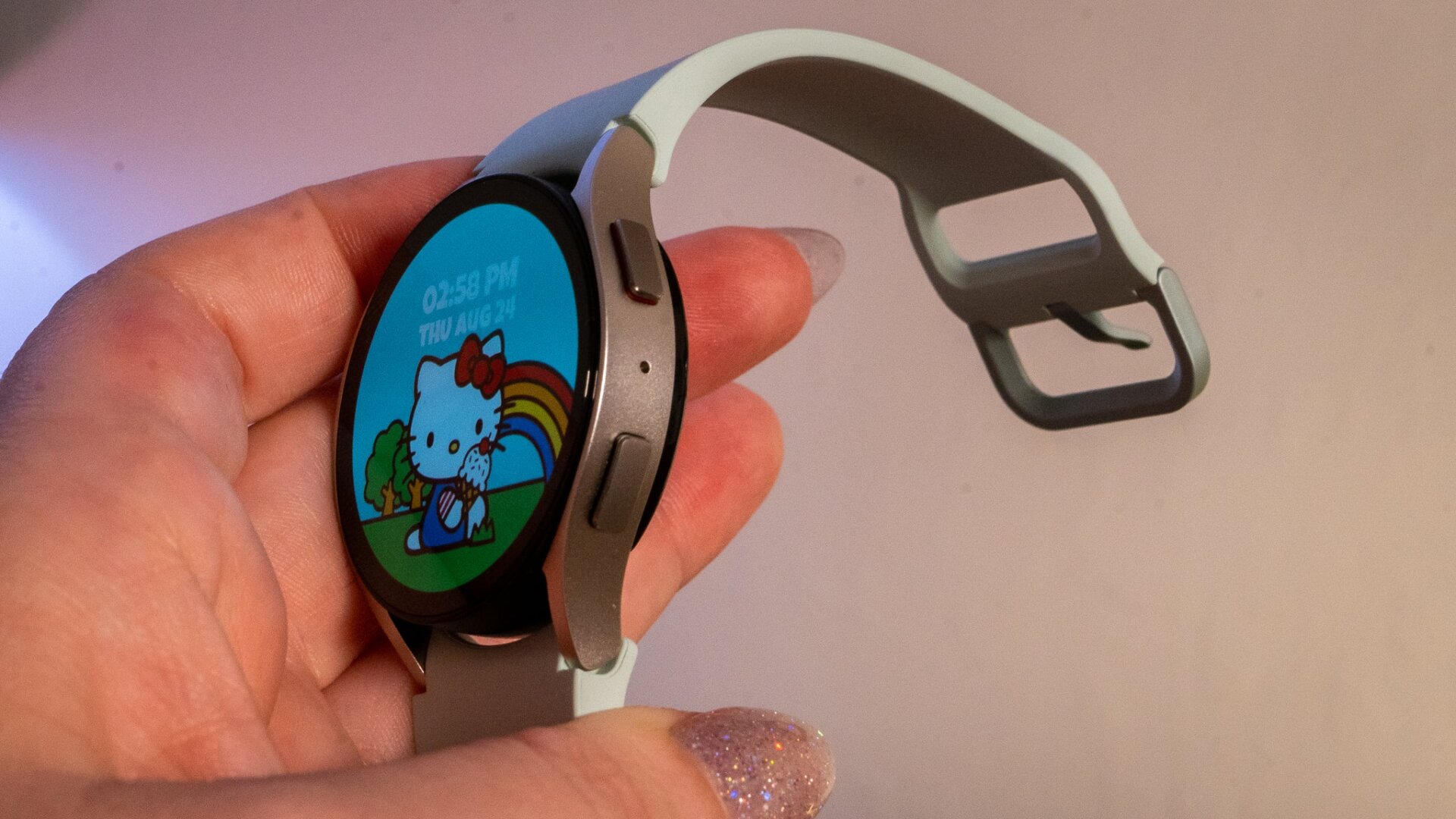 Le côté de la Galaxy Watch 6 comporte les mêmes deux boutons que la Galaxy Watch 4/5.