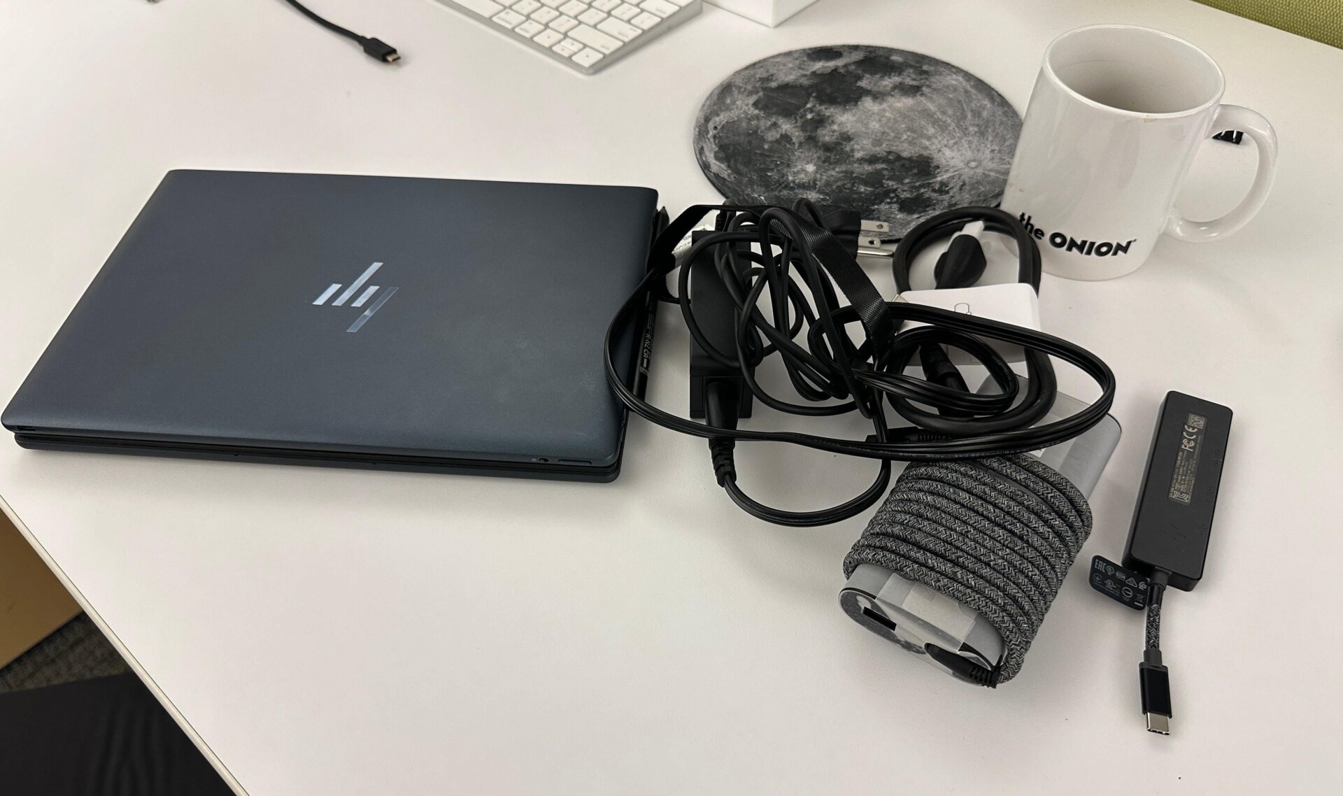 Le Spectre est livré avec de nombreux accessoires, dont un stylet numérique, un dongle USB et HDMI, un cordon USB-C et un adaptateur d’alimentation à câble tresse. 