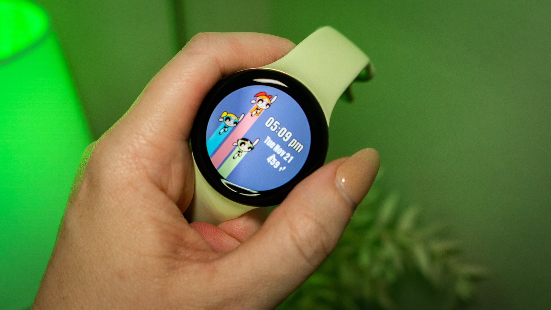 Les Powerpuff Girls sur la Pixel Watch 2, associées au Bande Active en Lemongrass. 
