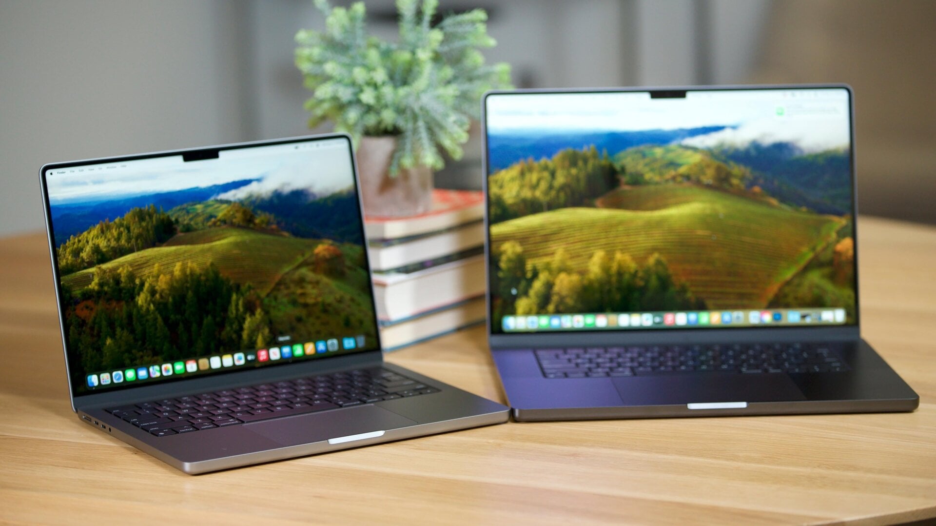 Un MacBook Pro 14 pouces avec M3 en argent à côté d’un MacBook Pro 16 pouces avec M3Max. Ils partagent le même nom, mais ce sont des ordinateurs portables très différents.