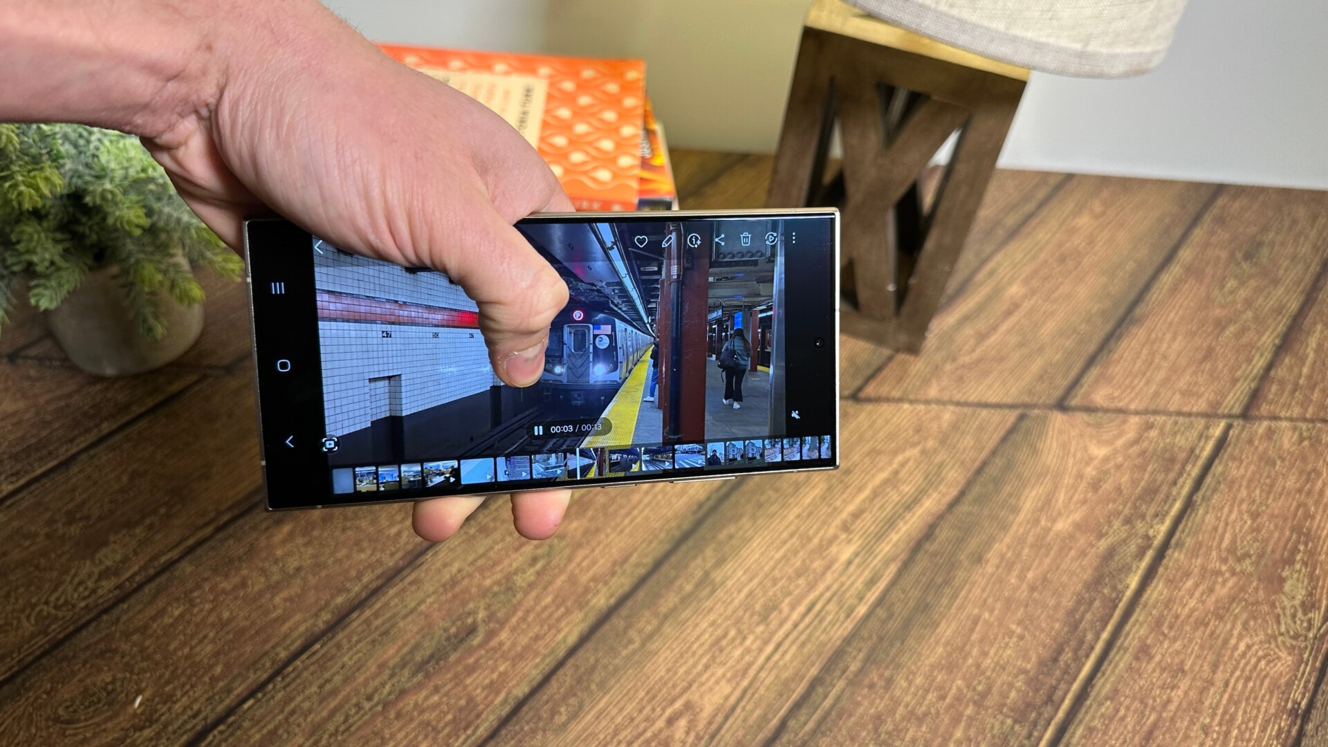 Le Samsung Galaxy S24 comprend une fonctionnalité vous permettant de regarder des vidéos au ralenti simplement en maintenant la vidéo enfoncée pendant sa lecture.