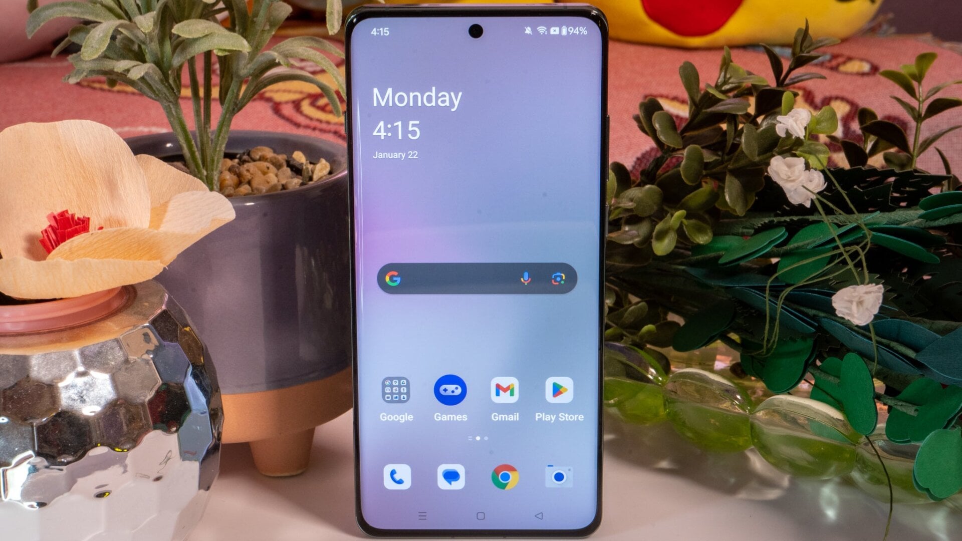 L’avant du OnePlus 12 est un écran QHD+ de 6,8 pouces avec une luminosité jusqu’à 4&nbsp;500 nits en plein soleil méga direct.
