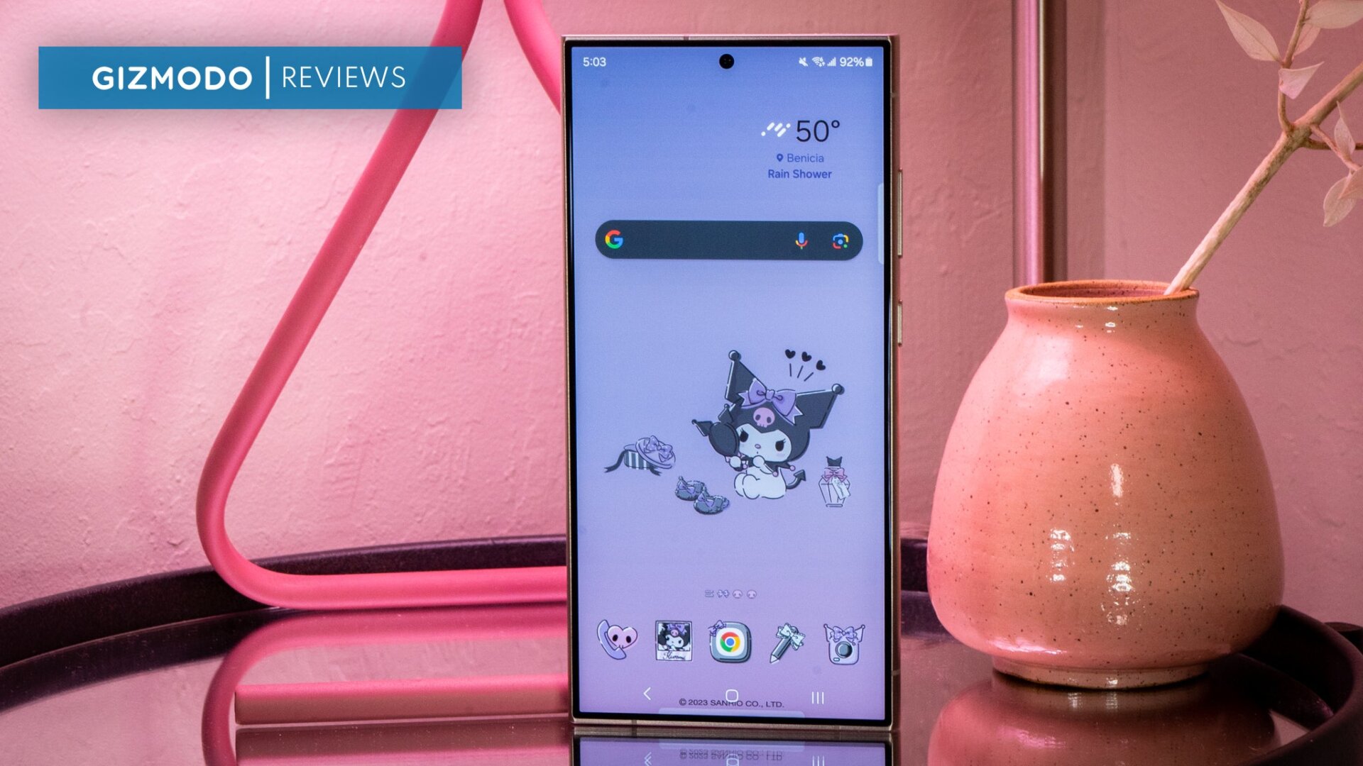Le Galaxy S24 Ultra de Samsung, avec le S Pen déposé et posé.