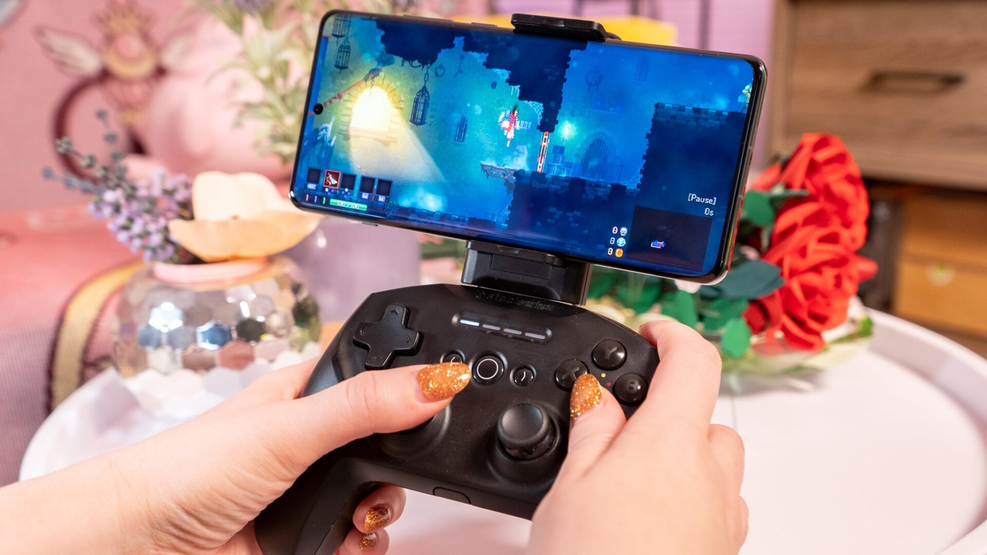 Jouer Dead Cells sur le OnePlus 12 dans la SteelSeries Stratus+. 