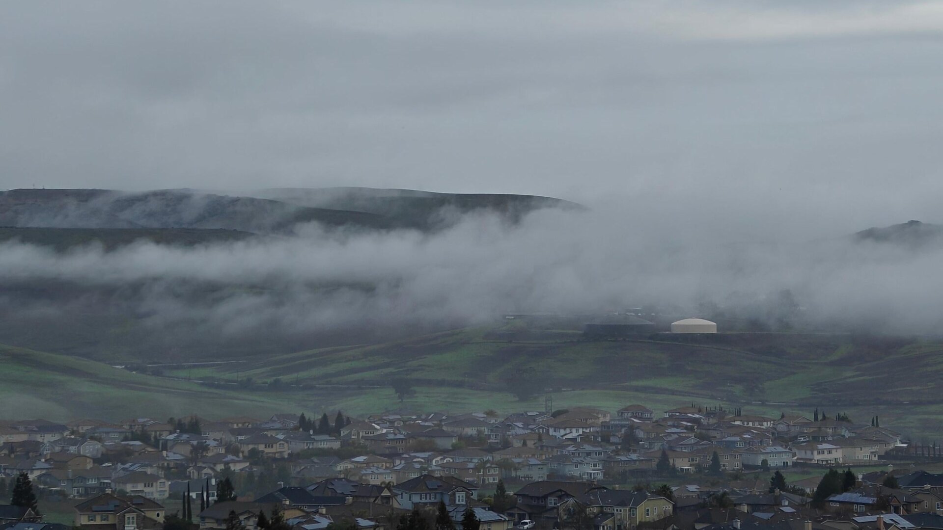 Une photo tôt le matin du brouillard sur les collines, prise avec le OnePlus 12 sur un trépied. 