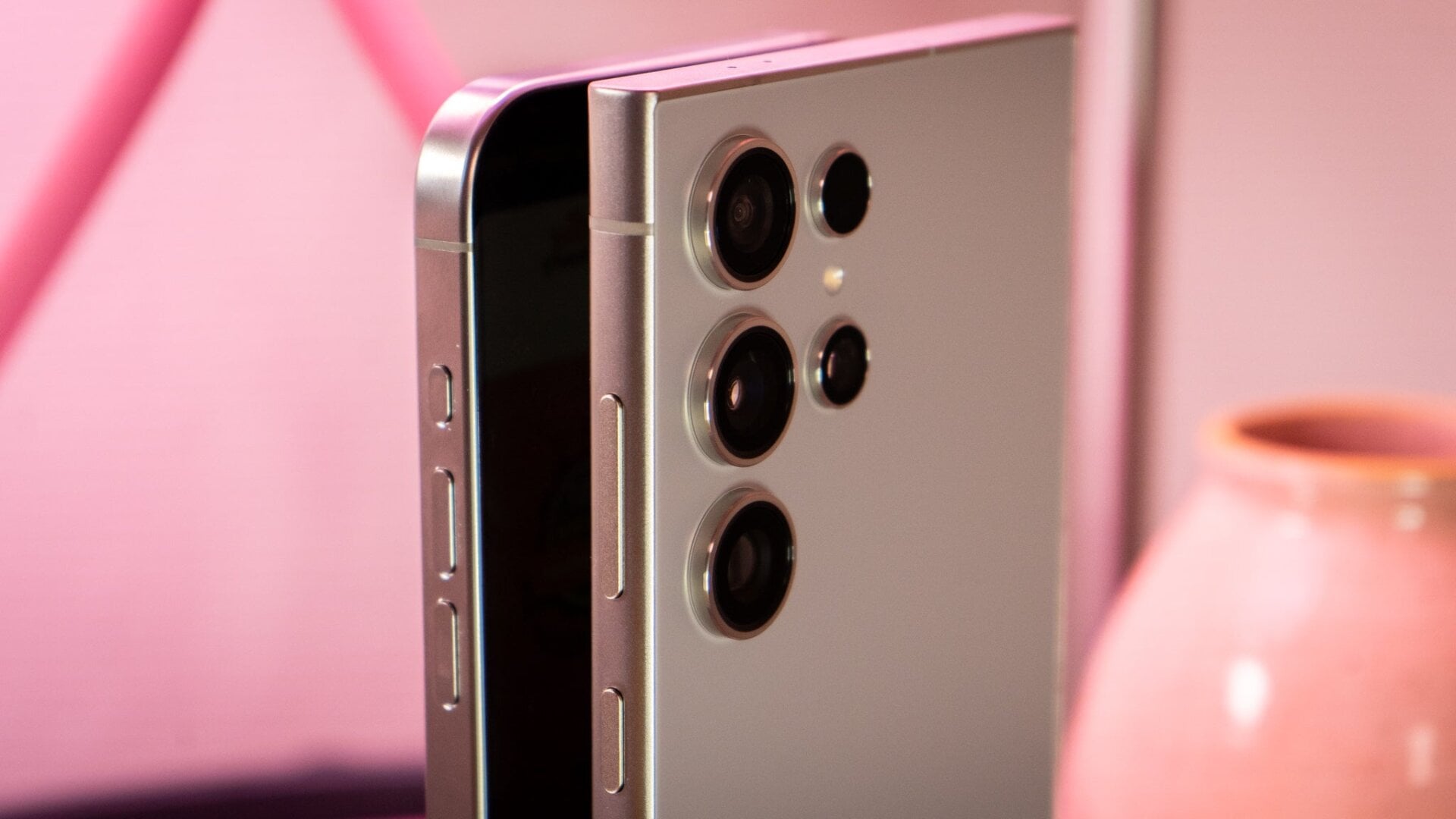 Une petite comparaison côte à côte de l’iPhone 15 Pro Max et du Galaxy S24 Ultra. 