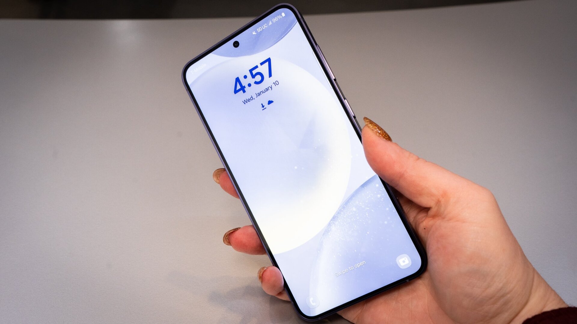 À quoi ressemble le Galaxy S24+ dans la main. 
