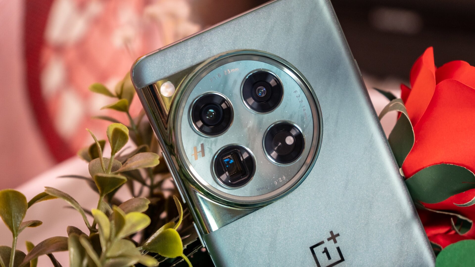 Le OnePlus 11 dispose d’un système à trois caméras dans une rangée circulaire. 