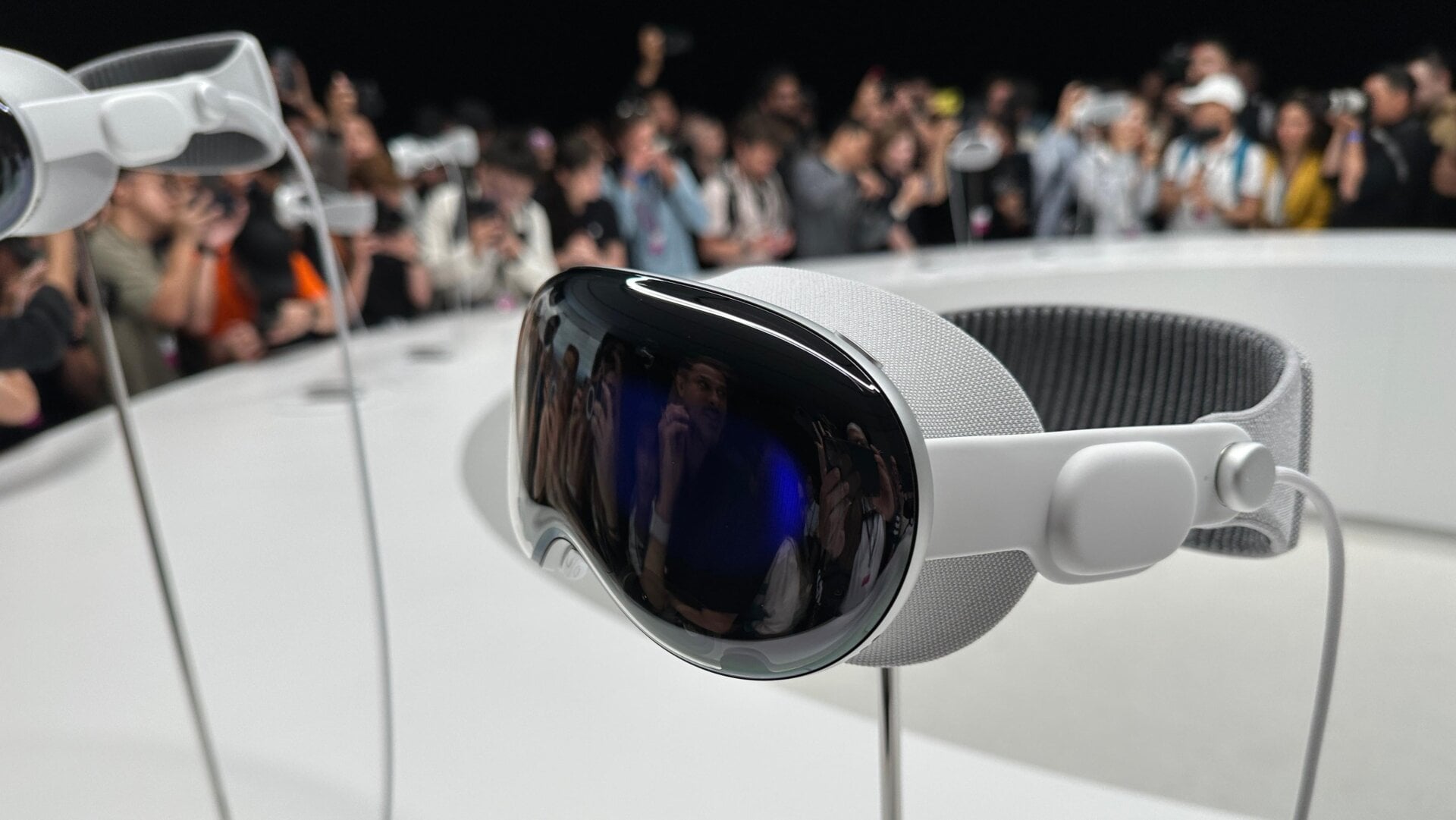 Le Vision Pro est livré avec deux sangles, et la plupart des évaluateurs ont trouvé celle avec la pièce supérieure plus confortable.