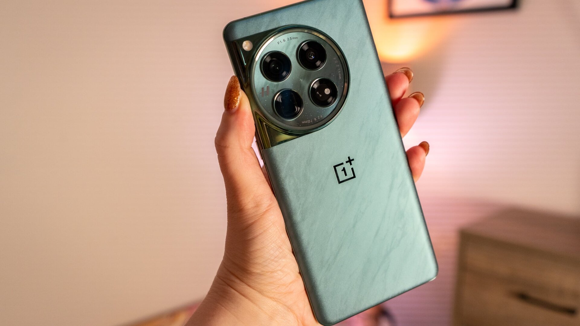 L’arrière du OnePlus 12 est d’un vert époustouflant, avec des taches partout dans le module de caméra. 