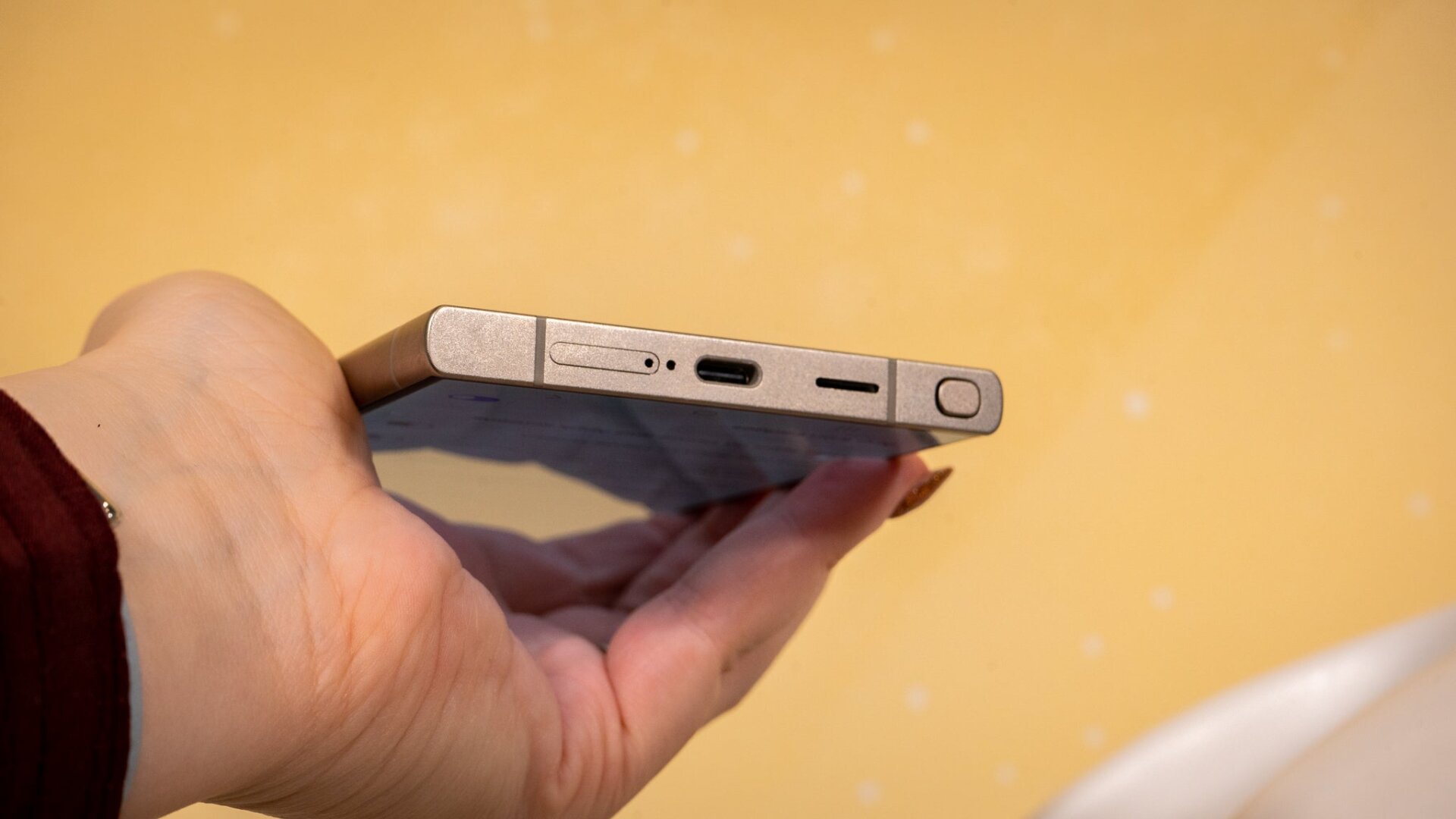 Le bas du Galaxy S24 Ultra présente également cette construction en titane. 