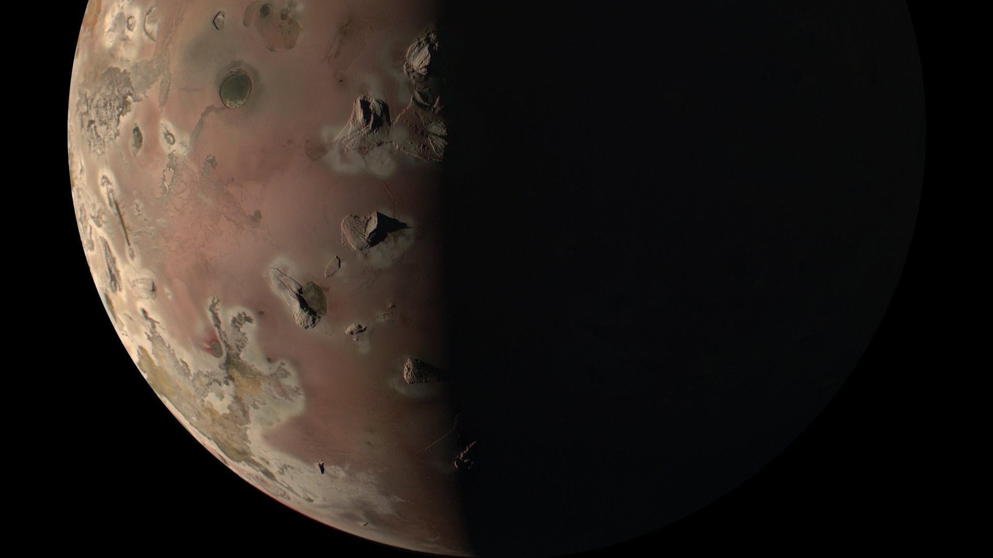 La mission Juno de la NASA a capturé la lune Io de Jupiter le 30 décembre lors de son survol le plus proche.
