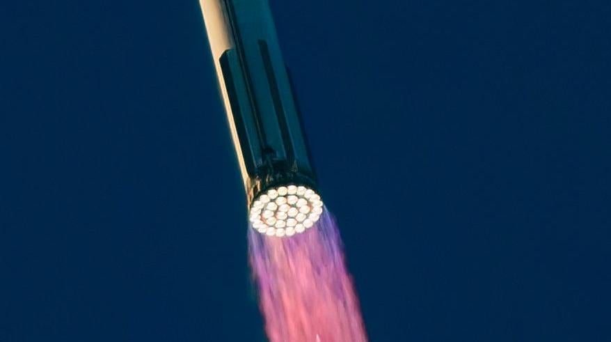 Starship lors de son deuxième vol d’essai le 18 novembre 2023, avec les 33 moteurs Raptor allumés.