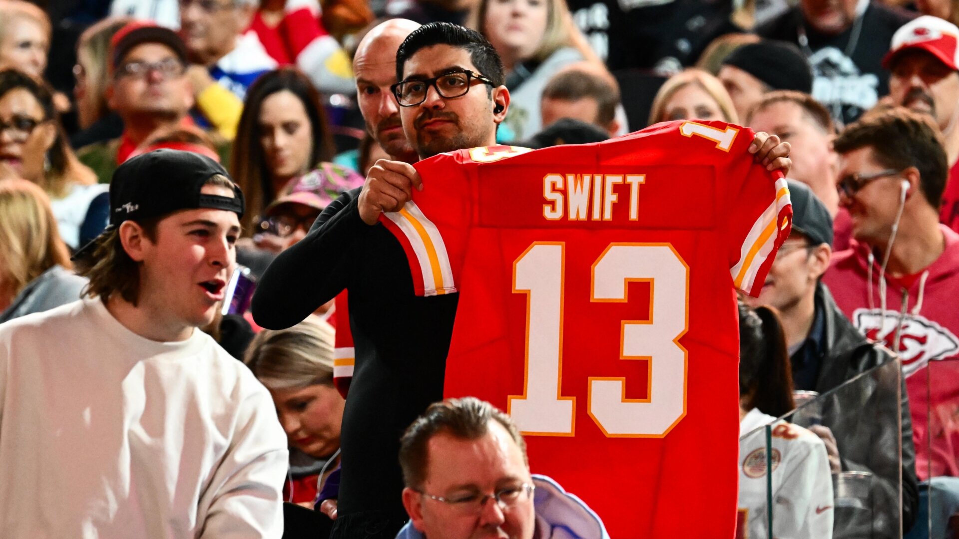 Vous obtenez des points bonis si vous allez à votre fête du Super Bowl dans ce maillot Swift.