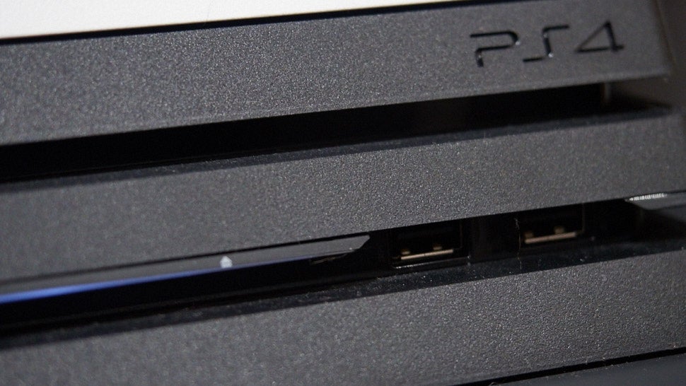 La PS4 Pro était légèrement plus grande que le modèle Slim, avec trois étagères au lieu de deux.