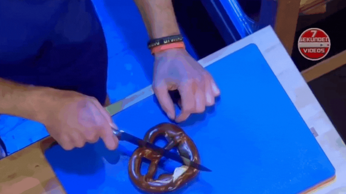 Steffen Henssler tente de couper un bretzel parfaitement en deux. Selon l’échelle, il a réussi.