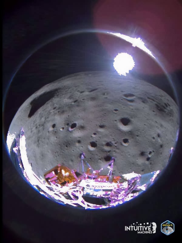 Ulysse a capturé cette image environ 35 secondes après s’être retourné sur le côté lors de son approche du site d’atterrissage.