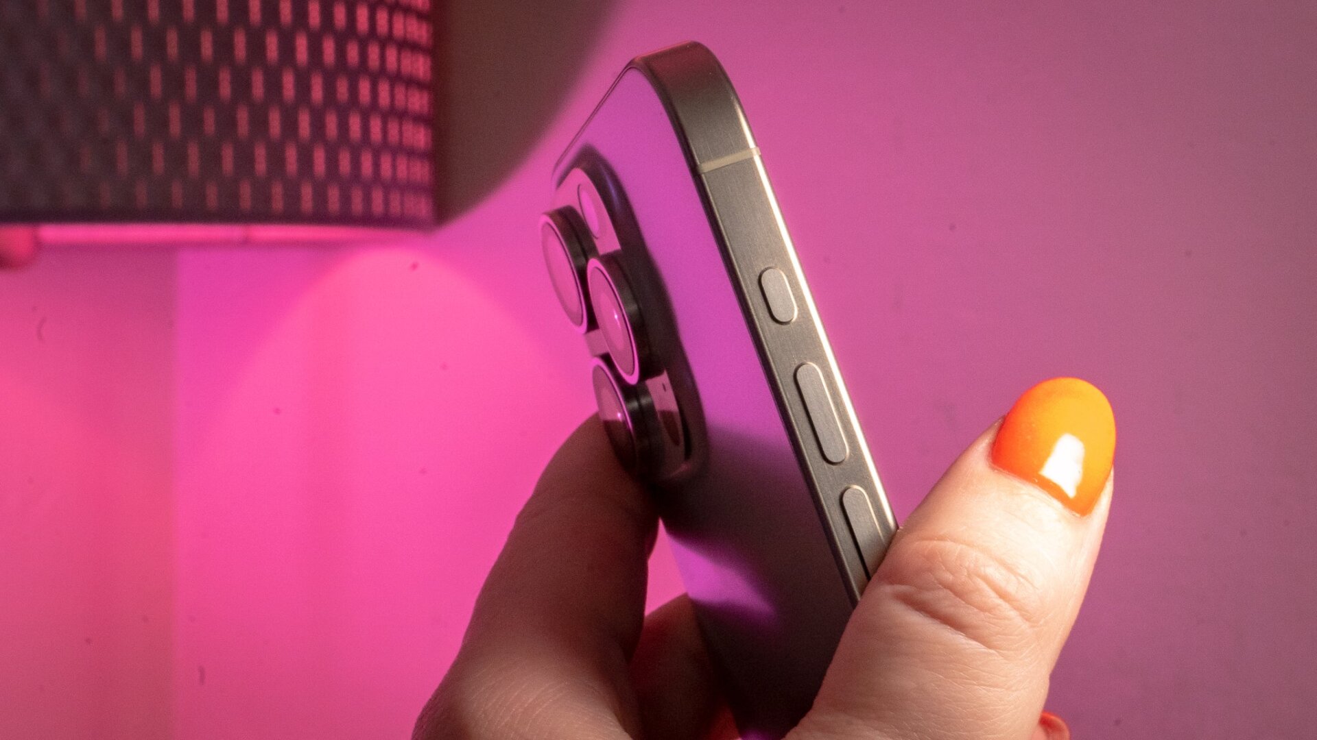 L’iPhone 15 Pro Max est doté de téléobjectifs qui dépassent et peuvent gérer un zoom optique jusqu’à 5x.