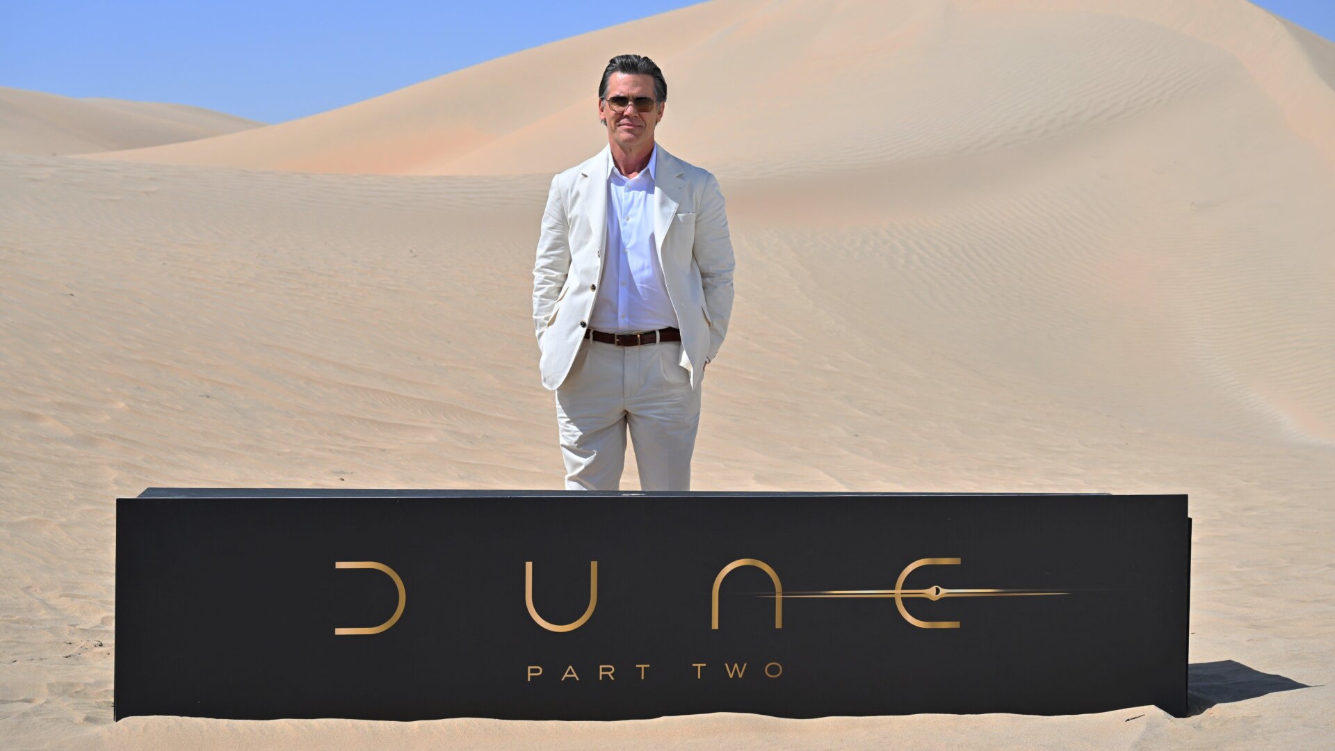 Josh Brolin assiste à un photocall pour Dune : Partie Deux à Abu Dhabi, Émirats Arabes Unis .