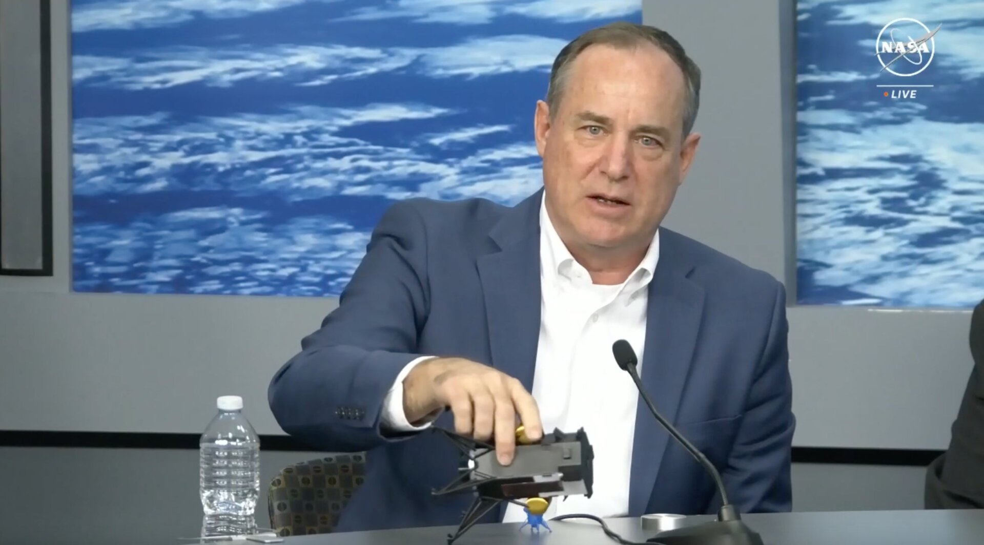 Le PDG d’Intuitive Machines, Steve Altemus, explique l’orientation du véhicule. 