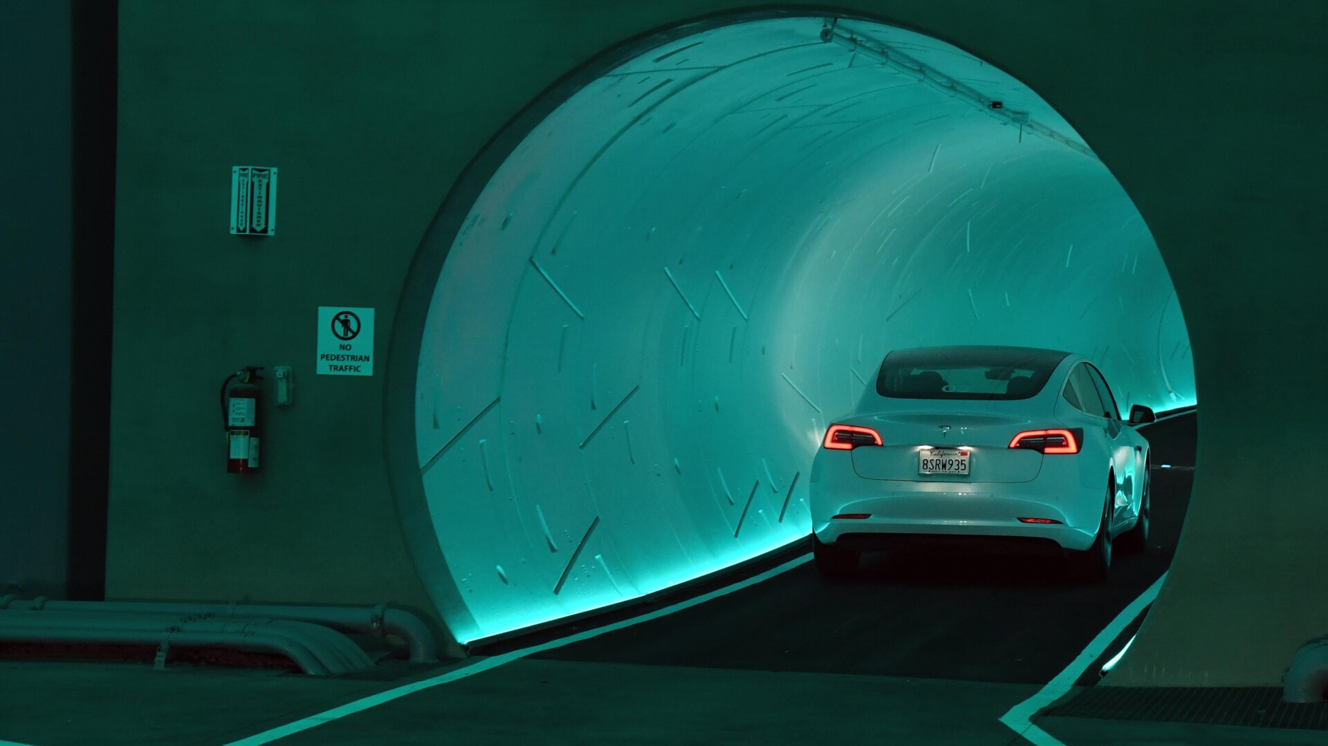 Une voiture Tesla traverse un tunnel de la gare centrale lors d’un avant-première média de la boucle du Las Vegas Convention Center le 9avril  , 2021, à Las Vegas, Nevada.