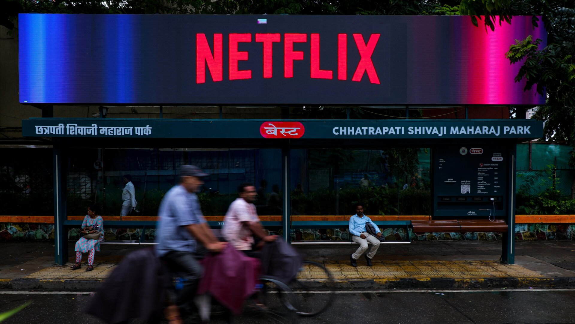 Un logo Netflix à un arrêt de bus à Mumbai, en Inde.