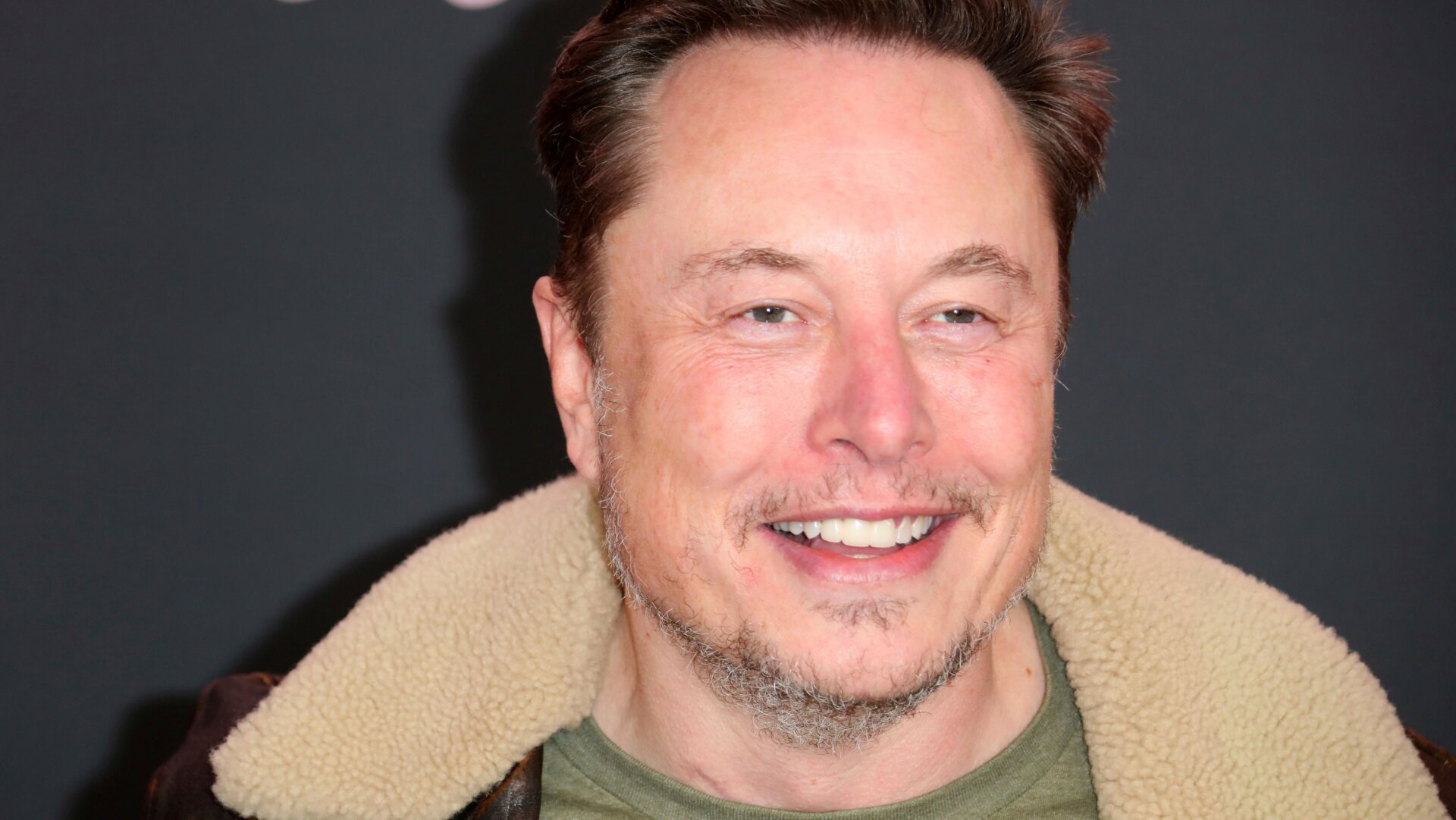 Elon Musk arrive à la première de LOLA qui s’est tenue au Regency Bruin Theatre à Westwood, en Californie, le 3 février 2024.