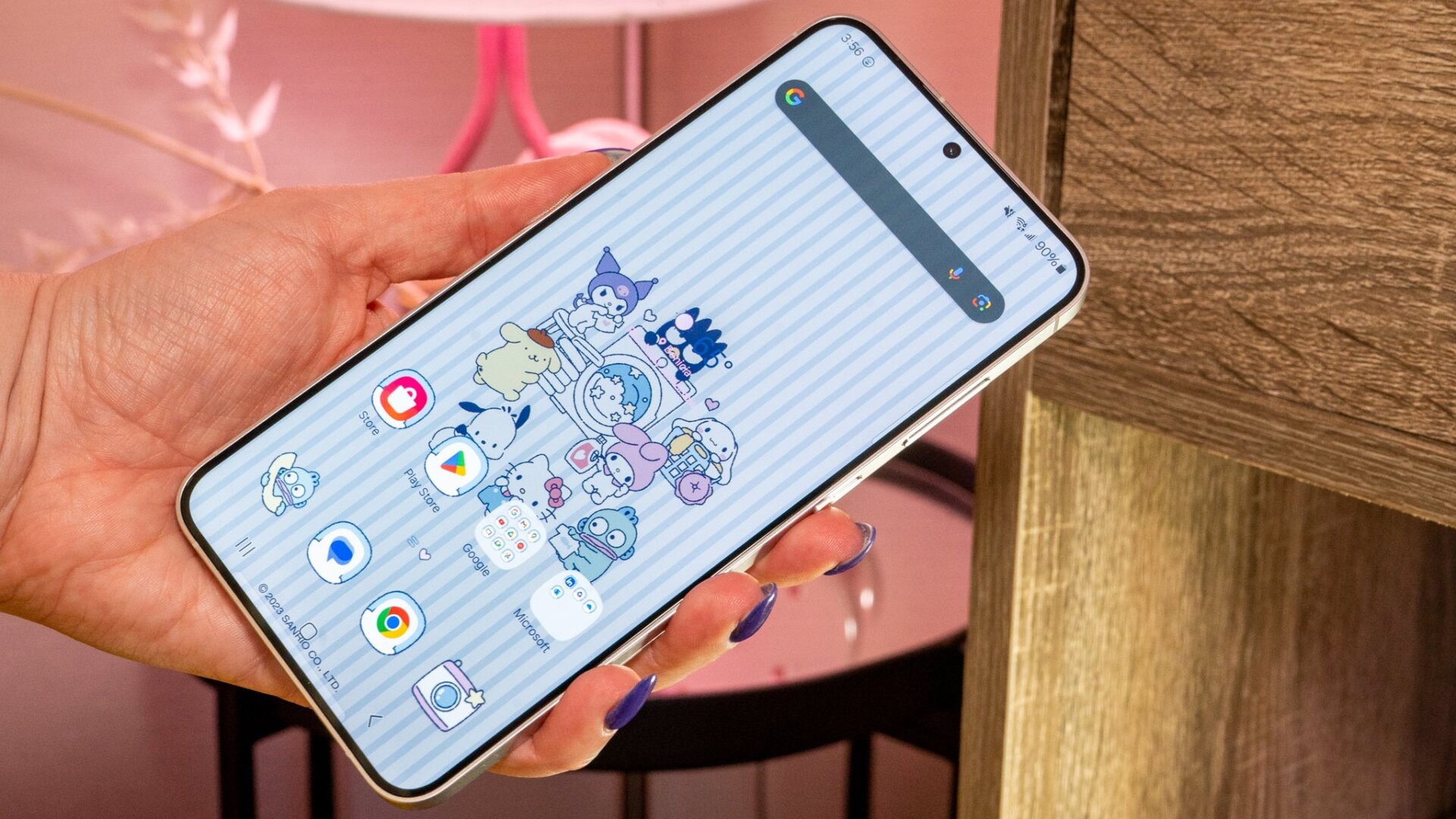 Tenant le Galaxy S24+. 