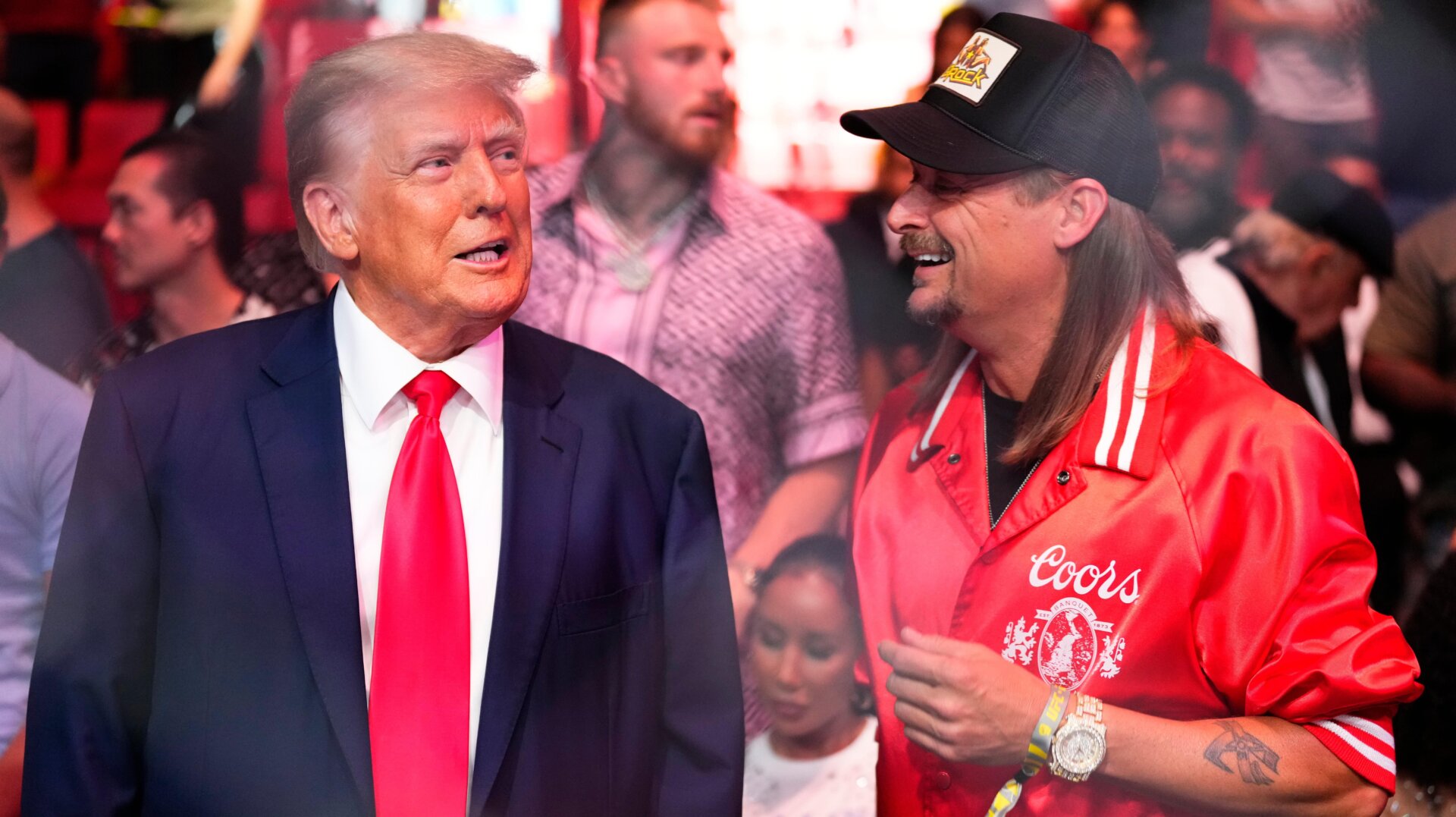 L’ancien président américain Donald Trump et le musicien Kid Rock sont présents lors de l’événement UFC 287 au Kaseya Center le 8 avril. 2023, à Miami, Floride.